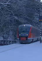 Ein Desirio nach Rumburk kommt aus dem  winterlichen Schatten  22.01.2017 13:25 Uhr im Sebnitztal. TW 642 035.