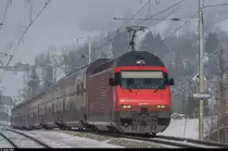 Re 460 082 durchfährt am 22. Januar 2017 mit einem IC Romanshorn - Brig den Bahnhof Mülenen. Gut erkennbar sind hier die BLS-typischen Fahrleitungsausleger.
