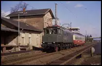 Das gab es nur ein Mal!
E 0420 überführt den Buckespeisewagen des Rheingold von Osnabrück nach Münster und kommt hier am 9.3.1990 um 14.38 Uhr durch den Bahnhof Hasbergen.