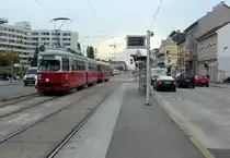 Wien Wiener Linien SL 30 (E1 4800 (SGP 1973) + c4 1314 (Bombardier-Rotax 1974)) XXI, Floridsdorf, Brünner Straße / Carabelligasse am 21. Oktober 2016. - Benannt wurde die Carabelligasse 1953 nach dem Arzt Dr. Georg Carabelli (1787 - 1842), der ein Pionier der Zahnheilkunde war.