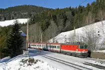 1144.269 mit EC-158 verlässt beim alten Stellwerk den Bhf. Breitenstein und wird in Kürze im Weinzettelfeldtunnel verschwinden. 22.1.17