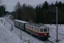 Am 14.01.2017 veranstaltete der Verein TEE CLASSICS eine Winter-Erlebnisfahrt von Romanshorn nach Koblenz und zur�ck. Als sich die 1951 gebaute Re 4/4 I 10034 mit dem Leichtstahlwagen der Lokremise Sulgen kurz vor der Station Roggwil-Berg befand, wurde auf den Ausl�ser gedr�ckt.