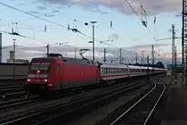 Einfahrt am Morgen des 27.07.2015 von 101 136-0 mit dem IC 61419 (Duisburg Hbf - Basel SBB)/CNL 40419 (Amsterdam Centraal - Zürich HB)/CNL 479 (Hamburg-Altona - Zürich HB) auf Gleis 3 des Badischen Bahnhof von Basel. Nach einem kurzem Halt mit Lokpersonalwechsel brachte sie den Zug noch über den Rhein nach Basel SBB und gab dort den Zug an die SBB CFF FFS ab.