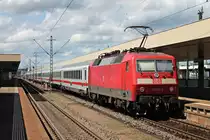 Nachschuss auf 120 156-5, welche am 27.07.2015 zusammen mit 120 104-5 an der Zugspitze und ihrem ICE-Ersatzzug (Basel SBB - Hamburg Altona) für den ausgefallenen ICE 70 (Basel SBB - Hamburg Altona) am Bahnsteig 4 in Basel Bad Bf standen und auf ihre Ausfahrt gen Freiburg warteten.