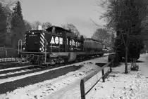 Selten sind die Einsätze der Reihe V100 , bei der Graz Köflacher Eisenbahn als DH 1100 bezeichnet , im Streckendienst. Gestern dem 23.01.2017 bespannte sie den 3 mal wöchentlich verkehrenden Güterzug am Wieser Ast. 
DH 1100.1  mit einem Wagen des Typs UACS am Weg zur Anschlussbahn Leibenfeld. 
