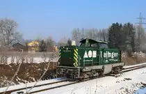 Die Grüne DH 1100.1 wirbt für einen Holzverarbeitenden Betrieb der leider bereits einen Eigentümer Wechsel hinter sich hat . 
Hier im Bild am 23.01.2017 in der Anschlussbahn Leibenfeld  