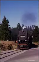 997237 überquert hier am 17.3.1990 gerade die L 100 kurz vor Erreichen des Bahnhof Drei Annen Hohne auf der Fahrt nach Benneckenstein.