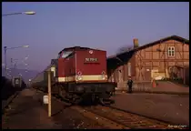 112313 am 17.3.1990 um 8.32 Uhr mit einem Personenzug im Bahnhof Ellrich in Richtung Nordhausen.