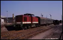 112220 fährt am 17.3.1990 um 12.53 Uhr mit dem P 8410 nach Quedlinburg im Bahnhof Gernrode, ehemalige KBS 332,ab.