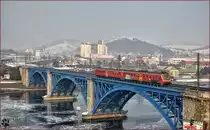 SŽ 813-112 fährt über Draubrücke Richtung Ruše. /23.1.2017