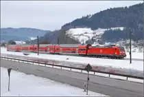 Am  Eiskanal  von Haslach hat 146 237-3  Karlsruhe  noch über 600 Höhenmeter vor sich. Januar 2017.