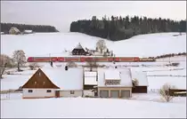Ein wenig so als würde man zwischen Passau und München Werbung für den Flughafen Berlin-Brandenburg machen. Diesen Charakter muss man der Herzwerbung für Stuttgart 21 auf der Schwarzwaldbahn anheften. Für den Fotografen natürlich eine willkommene Abwechslung. 146 227  das neue Herz Europas  fährt mit einem RE nach Konstanz durch Stockburg. Januar 2017.