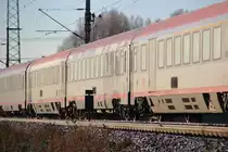 Durch das Gegenlicht wird der Dreck an den Wagen des IC 119 (Münster(Westf) Hbf - Innsbruck Hbf) erst richtig deutlich.

Brühl, 29. November 2016