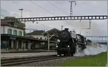 Mit Volldampf zum Pfingst-Dampf Blonay-Chamby Festival: die VVT 52 221 donnert mit ihrem Extrazug durch Chavronay.
14. Mai 2016
