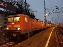 DB 143 880-3 mit 143 012-3, 143 071-9, 143 106-3, 143 140-2, 143 176-6, 143 201-2, 143 645-0, 143 922-3 und 143 566-8 am 24.01.17 in Frankfurt am Main Süd. Die Maschinen kommen von Stuttgart und gehen zu DB Cargo nach Halle