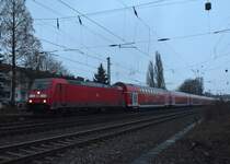 Aus Aachen kommend ist hier die 146 261 bei der Durchfahrt in Rheydt zu sehen.
24.1.2017