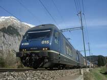 Re 465 015 und 016 vor einem HUPAC-Zug zwischen Kandersteg und dem L�tschbergtunnel-Portal am 14.4.2007