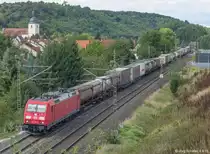 185 310 fuhr am 4.9.15 mit einem langen Güterzug an Goßmannsdorf vorbei. Am rechten Bildrand kann man die neue Umgehungsstraße erahnen, und 50 Meter weiter fließt der Main.  