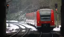 Ein Nachschuss von der Rhein Niers Bahn (RB33) kommt aus Heinsberg-Rheinand-Duisburg-Hbf nach Aachen-Hbf und hilt in Aachen-Schanz und fuhr in Richtung Aachen-Hbf. 
Aufgenommen vom Bahnsteig von Aachen-Schanz.
Bei Schnee und Sonne am Kalten Nachmittag vom 15.1.2017.