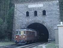 Die Re 4/4 185 der BLS f�hrt am 14.4.2007 mit ihrem Autozug aus dem L�tschberg-Norportal.  