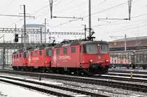 Dreifachtraktion, mit den Loks, 430 114-3  Natalie , 430 111-9  Sara  und 430 115-0  Ivon , durchfahren den Bahnhof Pratteln. Die Aufnahme stammt vom 09.01.2017.