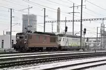 Doppeltraktion, mit den BLS Loks 425 193 und 465 008-1, durchfahren den Bahnhof Pratteln. Die Aufnahme stammt vom 16.01.2017.