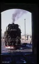 Blick am 17.3.1990 aus dem Lokschuppen in Gernrode auf die davor stehende und angeheizte 997238.