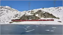 R1625/BEX953 mit ABe 4/4 III 52  Brusio  und 51  Poschiavo   am Ufer des zugefrorenen Lago Bianco mit Piz Lagalb im Hintergrund. (22.12.2016)
