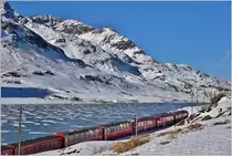 R1640 mit ABe 8/12 3514 am gefrorenen Lago Bianco kurz vor Ospizio Bernina. (22.12.2016)