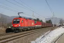 1116 253 + 1144 118 ziehen gemeinsam einen Erzzug bei Niklasdorf durchs Murtal. Das Bild entstand am 24.01.2017.