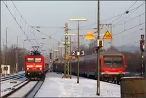 Kurzer Schreck -

Das Signal ganz rechts hatte ich als das Signal für den ausfahrenden Zug gehalten, der dann scheinbar trotz Rot losfuhr. Dann dachte ich seine Fahrstraße verliefe über die hinter dem anderen Signal sichtbare Gleisverbindung und es würde gleich zu einer Flankenfahrt kommen. Glücklicherweise hatte alles seine Richtigkeit und es drohte keine Gefahr.

Begegnung zweier RE-Züge aus bzw. nach Nürnberg im Bahnhof Schwäbisch Hall-Hessental.

22.01.2017 (M)