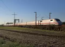 Im morgendlichen Licht fährt Tz 117  Hof  als ICE 1028 (Nürnberg Hbf - Hamburg Altona) bei Brühl gen Norden.

Brühl, 29. November 2016