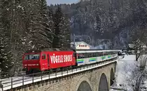 Die Re 456 094 fährt mit einem VAE über das Eisenbahnviadukt in Kaltbrunn.Bild vom 25.1.2017