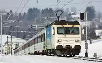 Die Re 456 096 fährt mit dem Voralpenexpress in Kaltbrunn vorbei.Bild vom 25.1.2017 