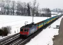 SBB: Aushubzug mit Wagen der Eberhart AG und Weiacher Kies AG mit der Re 421 374-0 unterwegs zwischen Selzach und Bettlach am 24. Januar 2017. Der weisse Bus mit den Messgeräten stand im Zusammenhang mit den Testfahrten der Twindexxdoppeltraktion neben dem Streckengeleise bei Selzach. 
Foto: Walter Ruetsch