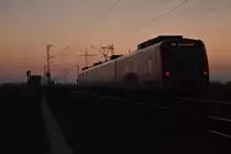 Nachschuß auf den 425 565-9 der hier im Abendlicht des heutigen Abend bei Wickrathhahn kurz vorm Bü Am Chur/In der Schley von mir festgehalten wurde.
Der Zug ist als RB33 nach Aachen Hbf unterwegs. 25.1.2017