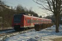 Früher auf der RB33 nach Aachen und nun als RE3 nach Heilbronn unterwegs.
Der 425 576-6 ist mir in Rheydt und Wickrath schon oft vor die Linse gefahren.
Doch als mein Hund Benji und ich ihn beim P&R Parkplatz in Neckargerach im Nachschuß erlegten, war ich doch recht verwundert ihn hier mit NRW-Wappen wieder zu sehen. Neckargerach 21.1.2017