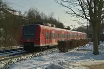 Früher auf der RB33 nach Aachen und nun als RE3 nach Heilbronn unterwegs.
Der 425 576-6 ist mir in Rheydt und Wickrath schon oft vor die Linse gefahren.
Doch als mein Hund Benji und ich ihn beim P&R Parkplatz in Neckargerach im Nachschuß erlegten, war ich doch recht verwundert ihn hier mit NRW-Wappen wieder zu sehen. Neckargerach 21.1.2017