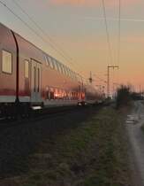 Sonnenuntergang! RE 4 nach Aachen Hbf bei der Vorbeifahrt am Fotografen.
Wickrath den 25.1.2017