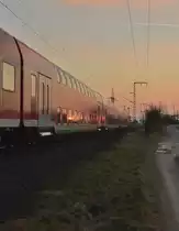 Sonnenuntergang! RE 4 nach Aachen Hbf bei der Vorbeifahrt am Fotografen.
Wickrath den 25.1.2017