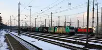 Die Cobra 2807 fährt mit einem Güterzug aus Antwerpen-Noord(B) nach Köln-Gremberg bei der Ausfahrt aus Aachen-West und fährt in Richtung Aachen-Schanz,Aachen-Hbf,Aachen-Rothe-Erde,Stolberg-Hbf(Rheinland)Eschweiler-Hbf,Langerwehe,Düren,Merzenich,Buir,Horrem,Kerpen-Köln-Ehrenfeld,Köln-West,Köln-Süd. Aufgenommen vom Bahnsteig in Aachen-West. 
Bei Sonnenschein am Kalten Nachmittag vom 16.1.2017. 