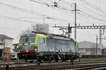 Re 475 405-7 durchfährt den Bahnhof Pratteln. Die Aufnahme stammt vom 23.01.2017.