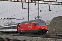 Re 460 108-4 durchfährt den Bahnhof Pratteln. Die Aufnahme stammt vom 23.01.2017.