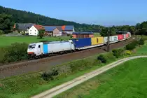 Klassisch für die Nord-Süd-Strecke: Lange Containerzüge von den Hamburger Häfen auf dem Weg zu ihren Zielen in Süddeutschland und Österreich. Für BoxXpress im Einsatz ist die 185 638 von Railpool, die am 29. August 2015 bei Hermannspiegel mit einem bunten und gut ausgelasteten Zug fotografiert werden konnte.