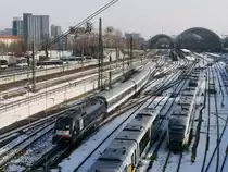 MRB-Ersatzverkehr: weil mehrere CORADIA CONTINENTAL defekt sind, kommt diese illustre Garnitur gezogen von MRCE ES 64 U2 030 zwischen Dresden und Hof zum Einsatz, hier als RE 26980 bei Ausfahrt aus Dresden HBF, 26.01.2017
