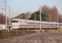Nachschuss auf Tz 117  Hof  bei Brühl. Unterwegs war er als ICE 1028 (Nürnberg Hbf - Hamburg Altona). Seit dem Fahrplanwechsel im Dezember 2016 gibt es die ICE Linie 31 (zwei Zugpaare pro Tag) nicht mehr. An ihrer Stelle fahren jetzt ICs. Das bedeutet, dass der ICE 1 Köln aktuell fahrplanmäßig nicht mehr anfährt.

Brühl, 29. November 2016