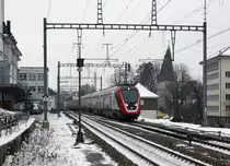SBB: Am Morgen vom 26. Januar 2017  twindexxtete  es in Solothurn West gewaltig.
Nachdem ich die Testfahrt der Bombardier Twindexxdoppeltraktion zusammen mit dem krummen Turm abgelichtet hatte, was es so schnell nicht mehr geben wird, rückte mir die Überführung von einem nigelnagelneuen Twindexx an gleicher Stelle in das Bild. Zuglok war die Re 420 186-9. 
Foto: Walter Ruetsch