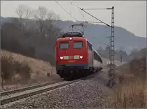 Im nunmehr 67. Jahr der Karriere dieser Baureihe ist die mittlerweile 59-jährige 115 114-1 noch immer zeitweise im hochwertigen Planverkehr beschäftigt und bringt einen IC von Singen nach Stuttgart. Im Hintergrund der knapp 1000 m hohe Dreifaltigkeitsberg. Aldingen, Dezember 2016.