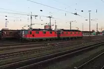Durchfahrt am frühen Morgen des 31.07.2015 von SBB Cargo Re 4/4 11334 zusammen mit Re 6/6 11676  Zurzach  als Lokzug über Gleis 1 durch den Badiscehn Bahnhof von Basel gen Rangierbahnhof Muttenz. Zuvor brachten sie einen Containerzug nach Basel bad Rbf/Weil am Rhein.