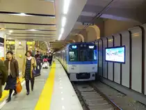 Hanshin-Konzern: Lokalzug 5551 (Endwagen 5562) ist in der Stadt Kôbe angekommen, Bahnhof Sannomiya, 22.März 2014. Zug 5551 ist eine neuere Einzelausführung der Serie 5500 für den Lokalverkehr; es gibt nur diesen, 2010 gebauten Zug. 